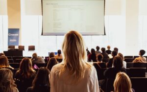 人前で汗が出る思春期の悩み、どう対処すればいい？